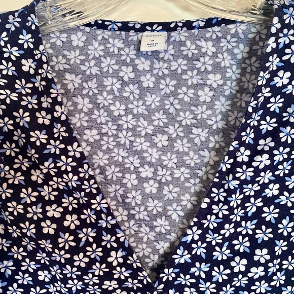 Old Navy Women’s Flutter Sleeve Wrap Top Shirt Dark Blue with Flowers Medium M - Picture 4 of 7
